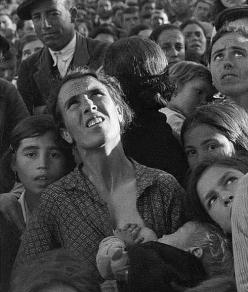 amamantando en un mitin, David Seymour, 1936