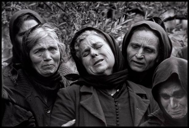 mujeres en el cementerio, Constantine Manos, 1962