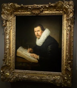 Retrato de un hombre en un escritorio